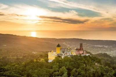 Scopri sintra in un tour privato da lisbona: visita il palazzo pena, quinta da regaleira e la costa selvaggia, con comodo pickup in hotel incluso.
