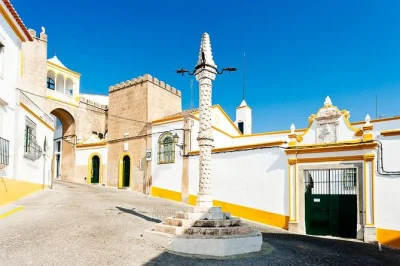 Descubre las calles antiguas de Évora, prueba vinos del alentejo, visita la capilla de los huesos y pasea por monsaraz. incluye recogida y guía local.