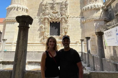 Descubre los castillos templarios de tomar, cruza en barco hasta almourol y recorre las calles medievales con guía privado y recogida en hotel incluida.