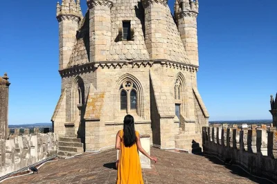 Scopri la cappella delle ossa di Évora, passeggia tra vicoli medievali e visita una fabbrica di sughero attiva in questo tour privato nel cuore dell’alentejo con guida e trasferimento dall’hotel.
