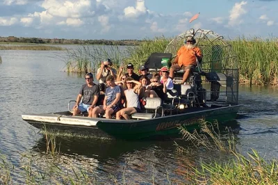 Découvrez la nature sauvage des everglades ouest avec une balade en airboat guidée, une promenade nature et une rencontre rapprochée avec des reptiles. guide expert et casques inclus.