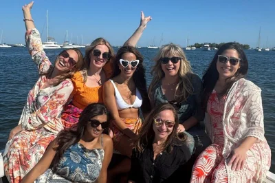 Erlebe miami bei einer privaten bootstour durch coconut groves marinas mit blick auf die skyline, eigener musik und optional champagner. abholung an den besten wasserstellen inklusive.