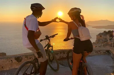 Découvrez santorin à vélo électrique, traversez le vieux castelli d’emporio et savourez un vin local à megalochori. navette, guide et en-cas inclus.