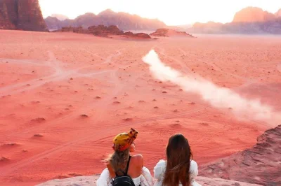 Explorez le wadi rum en jeep—visitez la maison de lawrence, les ponts naturels en roche, le canyon khazali, et savourez un thé bédouin avec les locaux. excursion guidée de 5 heures dans le déser