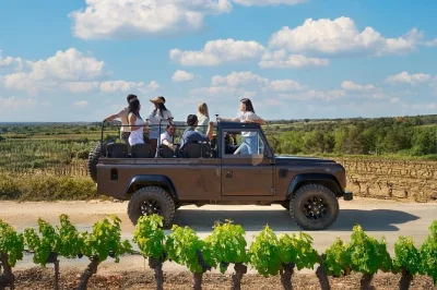 Explore penedès saindo de barcelona com degustação de vinho e cava, queijos locais, passeio 4x4 pelas vinícolas e visita às adegas — transporte e guias especializados incluídos.