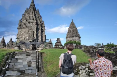 Feel the morning air at borobudur’s summit, wander prambanan’s ancient stones, and travel with a local guide—includes yogyakarta hotel pickup and all entry fees.