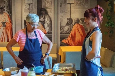 Disfruta en atenas aprendiendo a cocinar platos griegos con vistas a la acrópolis, recetas de temporada y un chef local. incluye cena y bebidas.