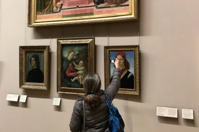 Erlebe den louvre in paris in einer kleinen gruppe, bewundere die mona lisa aus nächster nähe, lausche spannenden geschichten eines leidenschaftlichen guides und genieße danach freie zeit zum entde