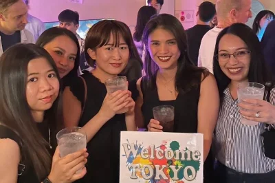 Viva a noite de shinjuku numa festa solo para locais e viajantes, com drinks, jogos de mesa e bate-papo fácil — inclui entrada e fotos.
