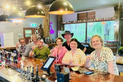 Descubre las vistas del lago crater, prueba vinos tropicales y comparte mesa con locales en este tour gastronómico por atherton tablelands desde cairns. incluye traslado y almuerzo.