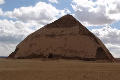 Découvrez les pyramides de dahchour et la ville de memphis lors d’une visite privée d’une demi-journée au départ du caire. déjeuner, frais d’entrée et guide égyptologue inclus.