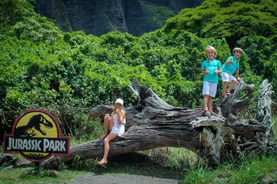 Découvrez l’excitation du kualoa ranch en explorant les lieux de jurassic park, des sentiers boueux en forêt tropicale et des vallées à couper le souffle—aventure guidée avec options de prise
