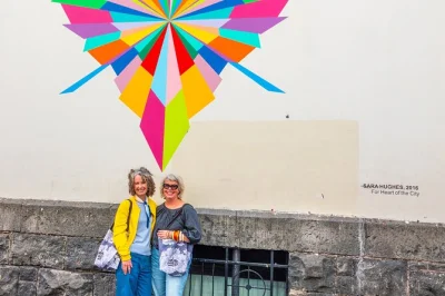 Comienza tu paseo por auckland en queen street, descubre arte, parques y sabores locales con un grupo reducido. incluye degustaciones, bebidas y guía local.