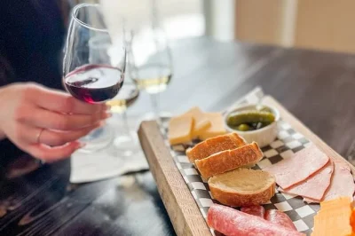 Scopri i migliori vini premiati di niagara-on-the-lake, abbinali a un tagliere di salumi, passeggia per old town e rilassati con tutte le degustazioni incluse e il comodo pick-up.