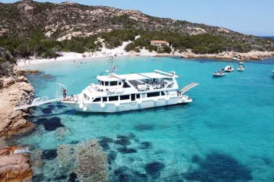 Nagez dans des eaux turquoise, flânez dans le village de la maddalena et profitez des plages de sable blanc avec un équipage local. quatre arrêts, options déjeuner et toilettes à bord inclus.