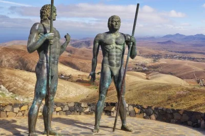 Descubre el lado salvaje de fuerteventura en un tour en grupo pequeño: explora las cuevas de ajuy, las dunas de corralejo y betancuria con guía local y recogida en hotel incluida.