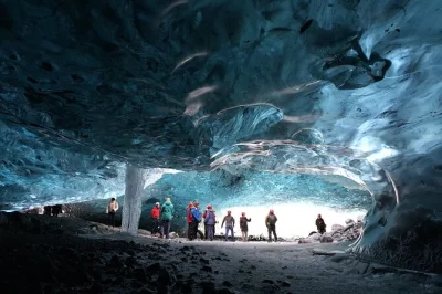 Scopri il fascino delle grotte di ghiaccio blu in islanda, ammira gli iceberg nella laguna glaciale e cammina sulle spiagge di sabbia nera in un tour di 2 giorni da reykjavík con pick-up in hotel.