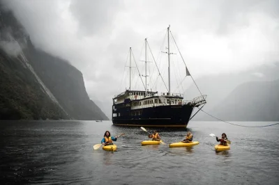 Milford sound: dormi sotto le vette in una crociera con pernottamento. kayak, cabina privata con bagno, cena, colazione e tutta l’attrezzatura inclusa—prenota ora.
