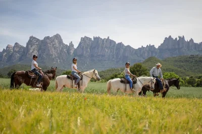 Descubra as paisagens selvagens de montserrat a cavalo, explore o mosteiro com guia e aproveite o charme do interior da catalunha, com transporte incluso saindo de barcelona.