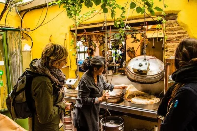 Recorre atenas en bici con un guía local, prueba platos griegos en psirri y koukaki, y disfruta de vistas a la acrópolis. incluye cena, snacks, bici y casco.