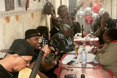 Scopri il lato multiculturale di lisbona con un tour a piedi tra street food, murales nascosti e musica dal vivo nei quartieri degli immigrati. cena inclusa con guida locale.