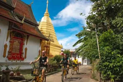 Explora chiang mai en bicicleta. recorre callejones tranquilos, visita la puerta phae, alimenta peces en el parque y descubre la muralla con un guía local. reserva ya.