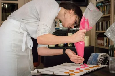 Entre no apartamento de um chef em paris para uma aula prática de macarons, em grupo pequeno, com todos os ingredientes inclusos e leve para casa suas próprias delícias.