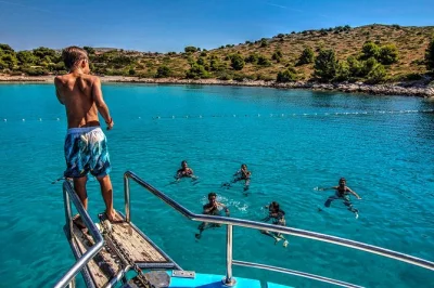 Descubre las islas kornati desde zadar con baño en la playa lojena, senderos panorámicos y comida local en las islas. incluye desayuno, guía y equipo de snorkel.