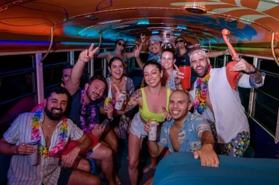 Vivi la domenica più folle a tamarindo con il party bus: giochi in piscina, falò in spiaggia, balli al tramonto e drink di benvenuto a ogni tappa. guida locale e ritorno inclusi.