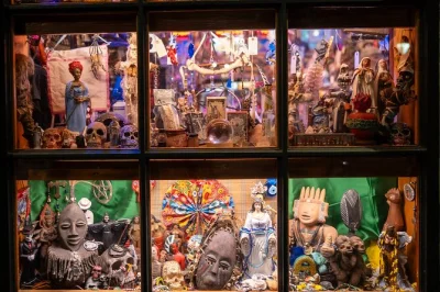 Erlebe das pulsierende french quarter in new orleans mit einem lokalen guide, besuche voodoo authentica und tauche ein in die geschichten von marie laveau. 90 minuten, rollstuhlgerecht.