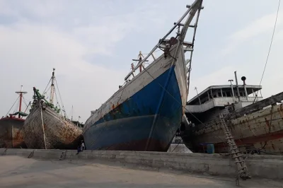 Step inside jakarta’s old batavia, walk fatahillah square, visit sunda kelapa harbor, and explore chinatown on a heritage day tour—includes pickup and local guide.