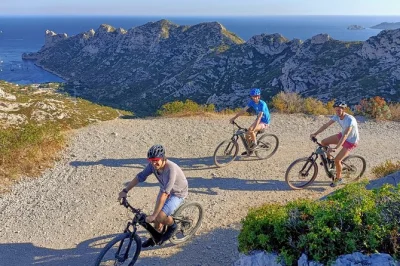Descubra o lado selvagem de marseille em um passeio de bicicleta elétrica pelas calanques, com paradas para banho, guia local e opções de traslado. grupos pequenos, energia autêntica de marseille.