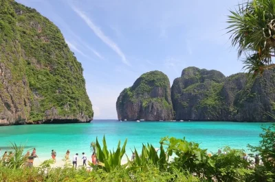 Phi phi don: sveglia all’alba per un giro in speedboat a maya bay, nuoto nella laguna di phileh, snorkeling tra pesci tropicali e pranzo rilassante a bamboo island.