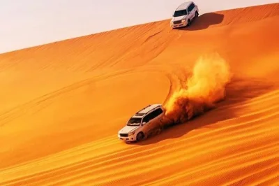 Vive el desierto de dubái al atardecer con paseo en camello, dune bashing y cena bbq. incluye recogida en 4x4 de lujo, shows en vivo y guía local.