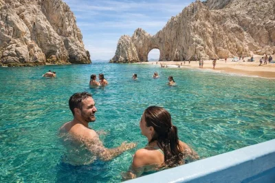 Commencez votre journée à cabo par une balade en bateau le long d’el arco, des otaries et des falaises impressionnantes, puis détendez-vous ou nagez à lover’s beach. retour en bateau et guide 
