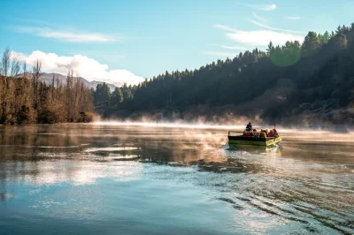 Siente la adrenalina en un paseo en lancha rápida desde wanaka por el lago wanaka y el río clutha, con guías expertos, comentarios en vivo y todo el equipo incluido.