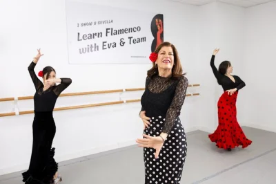 Descubra o flamenco em sevilha—aprenda os passos básicos, experimente lenços e xales, e dance com artistas locais em triana. inclui acessórios e opções flexíveis de figurino.