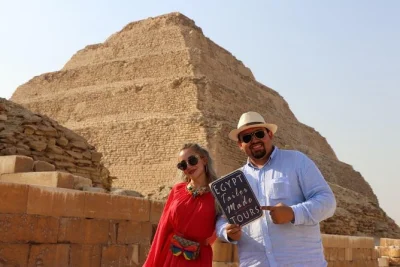 Découvrez les pyramides de gizeh, saqqara et dahchour lors d’une visite privée au départ du caire. prise en charge à l’hôtel, guide égyptologue, déjeuner et toutes les entrées inclus.
