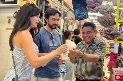 Explore os mercados vibrantes de mérida, prove tacos de cochinita pibil, frutas da estação e doces típicos com um grupo pequeno. inclui almoço e sobremesa.