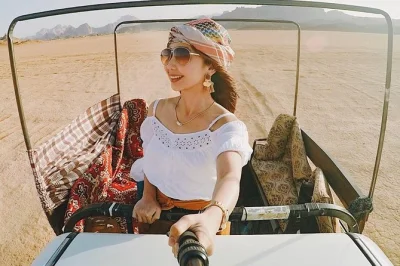 Explorez wadi rum en jeep, visitez le rocher champignon, le temple nabatéen, la source de lawrence, et dormez sous les étoiles dans un camp bédouin. réservez votre aventure.