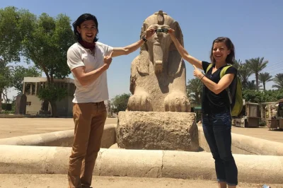 Découvrez memphis et sakkara lors d’une visite guidée d’une demi-journée au départ du caire. visitez la pyramide à degrés, les tombes antiques, et savourez un déjeuner local. prise en charg