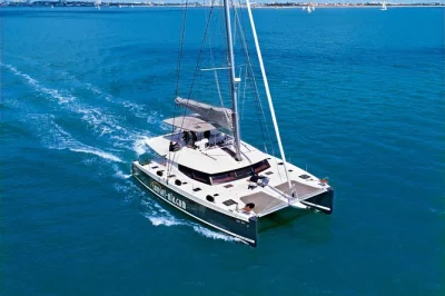 Découvrez santorin en catamaran, nagez aux plages rouge et blanche, profitez des sources chaudes volcaniques et savourez un bbq grec avec boissons—prise en charge à l’hôtel incluse.