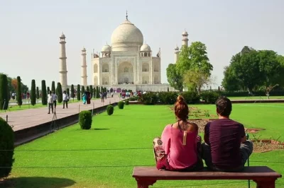 Découvrez le marbre du taj mahal, explorez les murs rouges du fort d’agra et savourez un déjeuner local, avec prise en charge privée et guide depuis delhi.