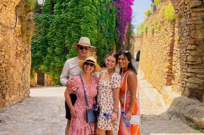 Saia de barcelona para um passeio em grupo pequeno por girona, peratallada e calella de palafrugell. caminhe pelas ruas medievais, aproveite um almoço local à beira do mar, com transporte incluso.