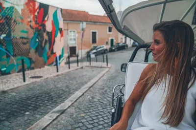 Scopri lisbona tra vicoli, quartieri storici e mercati vivaci con un tour privato in tuk tuk con guida locale e pick-up. visita alfama, chiado e molto altro.
