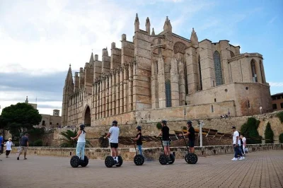 Scivola nel centro storico di palma in segway, ammira da vicino la cattedrale, esplora il museo es baluard e il porto di portitxol con una guida locale e un piccolo gruppo.