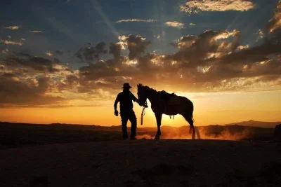 Recorre a caballo los valles rojo y rosa de cappadocia al atardecer con guías locales, paradas panorámicas, recogida en hotel y bebidas para una tarde inolvidable.