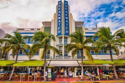 Erlebe miami south beach bei einem art deco rundgang mit einblicken in historische hotellobbys und spannende geschichten von einem lokalen guide. alle gebühren inklusive.