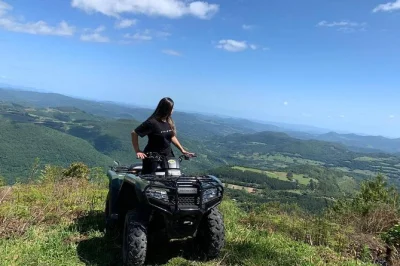 Sinta o vento da serra gaúcha pilotando um quadriciclo até morro pelado com guia local. capacete, óculos e todo equipamento de segurança inclusos. reserve sua aventura com horários flexíveis.
