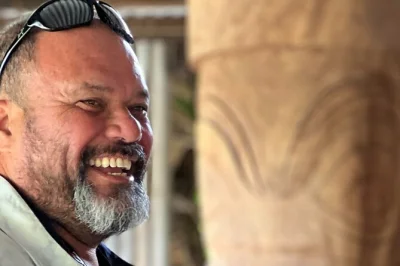 Descubra a costa leste de tahiti em um tour pequeno com cachoeiras, praias de areia preta e mercados vibrantes. inclui traslado, guia local e minivan com ar-condicionado.